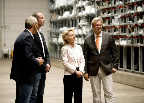 Bild: Bundesarbeitsministerin von der Leyen diskutiert bei Schüt-Duis Ausbildung und Personalentwicklung