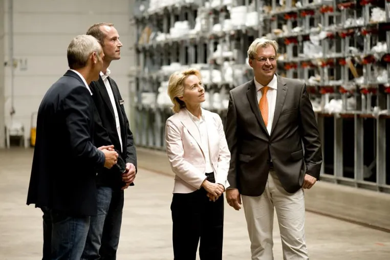 Bild: Bundesarbeitsministerin von der Leyen diskutiert bei Schüt-Duis Ausbildung und Personalentwicklung