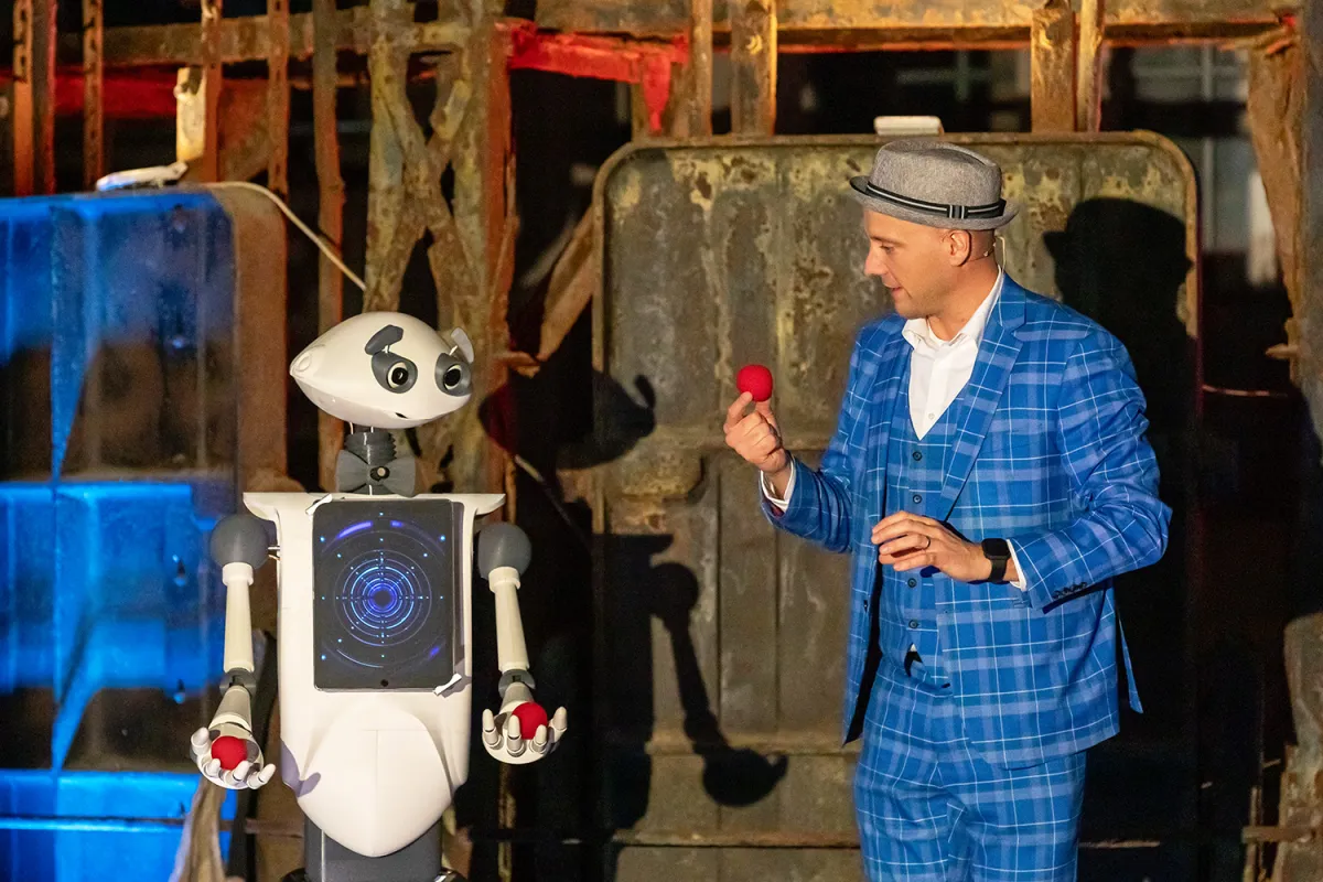 Zauberer Jean Olivier mit Eventroboter Sparky (© Foto: Axel Jusseit)