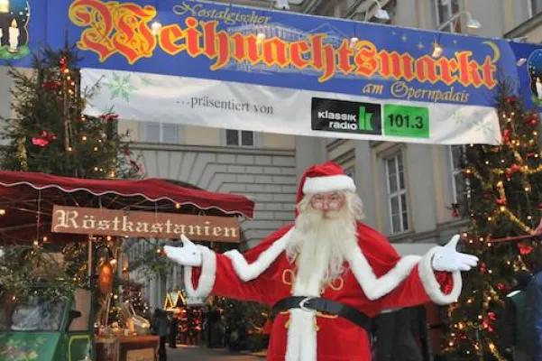 Bild: Der Nostalgische Weihnachtsmarkt am Opernpalais trotzt den Bauarbeiten Unter den Linden