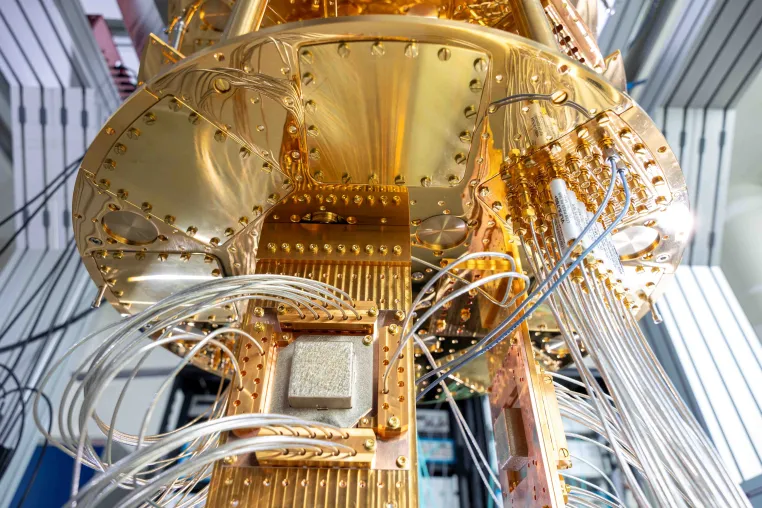 Interposertechnologie revolutioniert Verbindungen im Quantencomputer Bild: Interposertechnologie revolutioniert Verbindungen im Quantencomputer