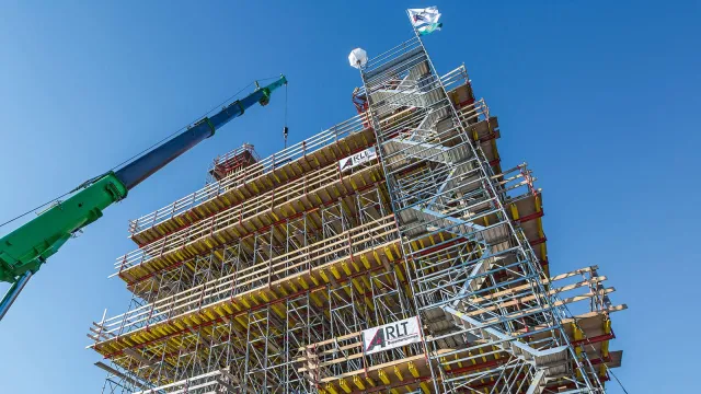 Bild: Kombinierte Schalungs- und Gerüstlösung für Brückenpylon