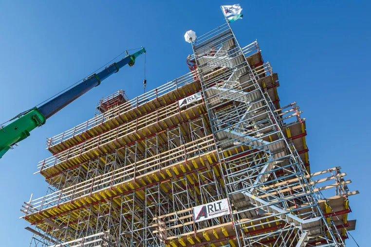 Bild: Kombinierte Schalungs- und Gerüstlösung für Brückenpylon