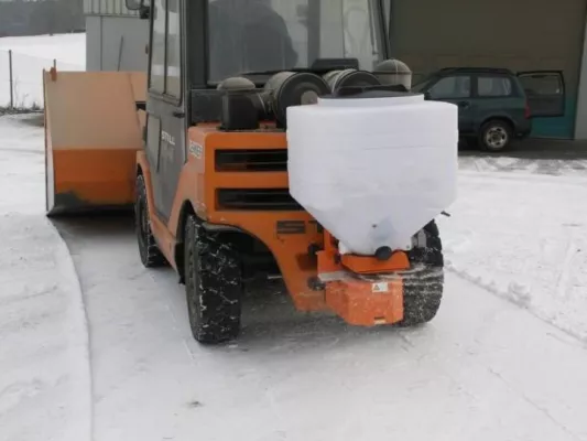 Bild: Kehrbesen und Streugeräte für Gabelstapler – die perfekte Ergänzung zum Schneeschieber