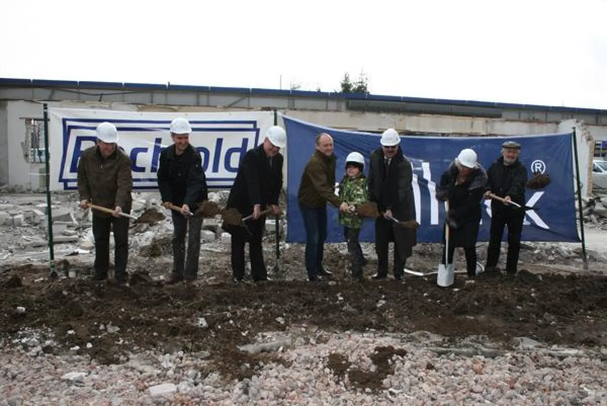 v.l.n.r.: Bauamtsleiter, Vollack Architekt, Bürgermeister, Geschäftsführer mit Tochter, Vollack Mitglied der Geschäftsführung, Senior Geschäftsführung