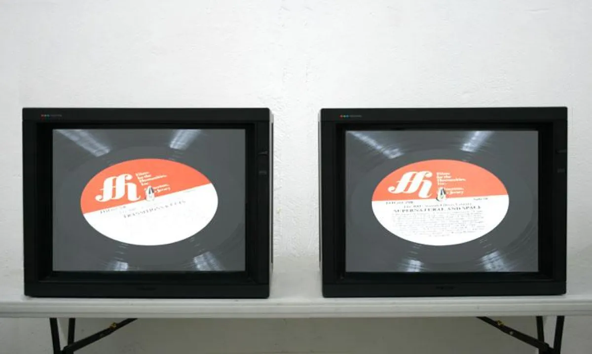 Euan Macdonald,Tthe Field, 2008, Zwei-Kanal-Video/DVD (inv. no. K_EM01-030) Veröffentlichung der Abbildung nur unter der Nennung von: Courtesy Galerie Zink München I Berlin