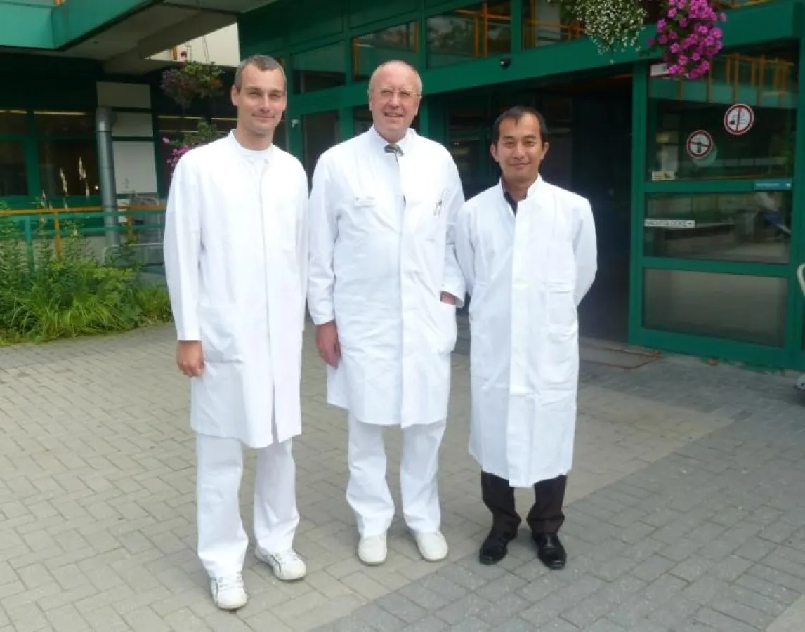 Dr. Marin Petrinovitsch (links) und Dr. Syah Irwan Shamsul Bahari (rechts) mit Chefarzt Dr. Wilhelm Baur (Mitte)