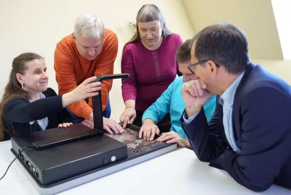 Bild: Tast-Display „Tactonom“ erhält EU-Förderung, um mehr Sehbehinderte ins Arbeitsleben zu bringen