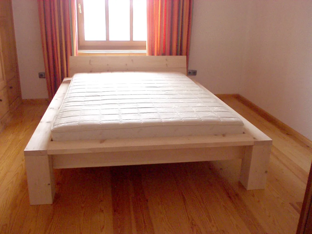 Zirbenholz sorgt für guten Schlaf, ein Bett aus Mondholz schadet sicher auch nicht!