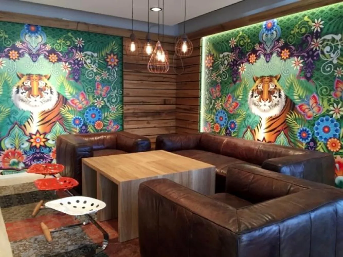 Absolutes Highlight im neuen ´Wohnzimmer` in Waldkirch ist die aufwändige Designer-Tapete.