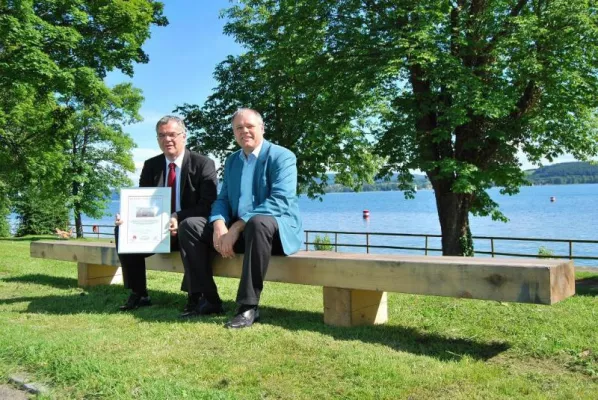 Dr. Walser Dental spendet Papstbank an die Stadt Radolfzell Bild: Dr. Walser Dental spendet Papstbank an die Stadt Radolfzell