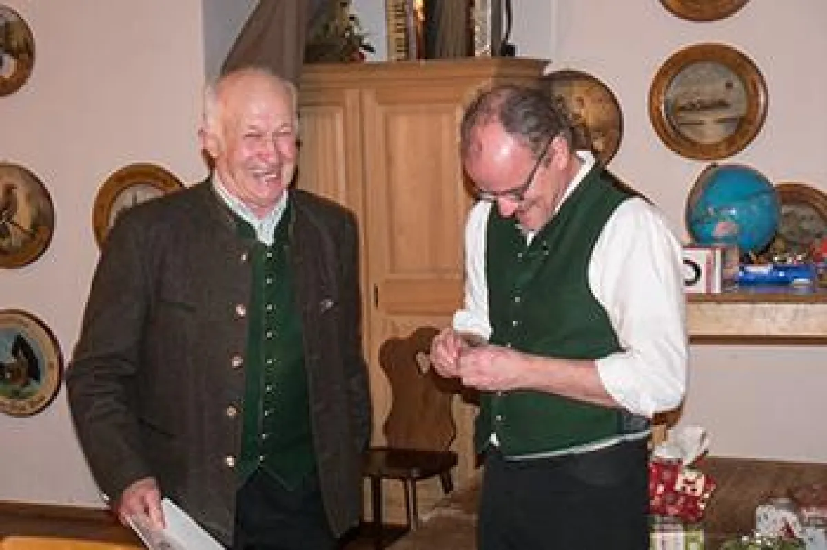 Josef Dickl erhält die goldene Ehrennadel des VBAT