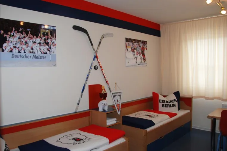 Bild: Eisbären im Berliner Hotel Kolumbus - Erstes Eishockey-Themenzimmer der Eisbären Juniors in Berlin