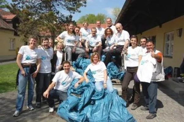 Bild: Earth Guest Day - 100 Accor-Mitarbeiter sammelten Müll im Englischen Garten