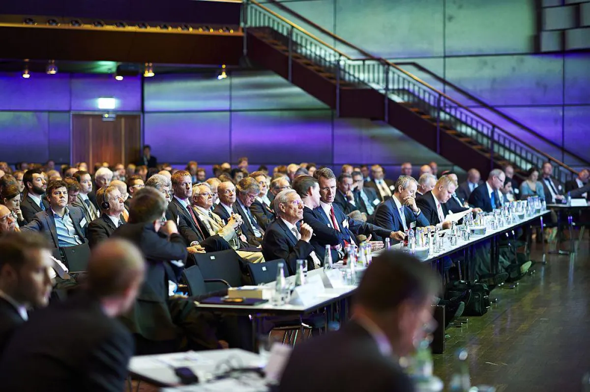 Teilnehmerinnen und Teilnehmer aus aller Welt beim  Aachener Werkzeugmaschinen-Kolloquium (AWK)