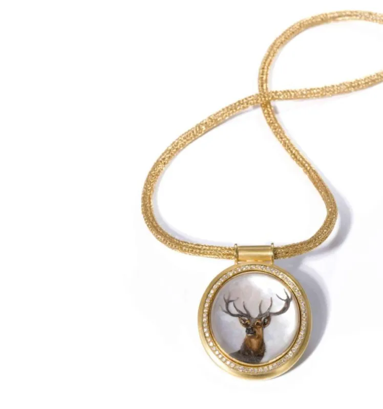 Der Fuchs: Halskette aus Essex Crystal mit außergewöhnlich fein ausgearbeiteten Hirschen als Motiv, umrandet von 64 Brillianten 0,62 CT TW - VSI, gefasst in 900/- Gold, an einer Strickkette, ebenfalls