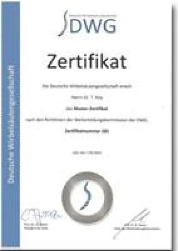 Bild: Auszeichnung für herausragende Qualität /Master-Zertifikat für den Wirbelsäulenchirurg Dr. Timmo Koy