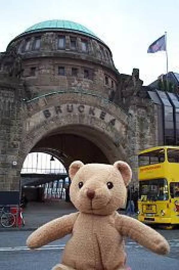 Frieda, der Teddy von Teddy Tours Hamburg vor der Brücke 4 an der Elbe