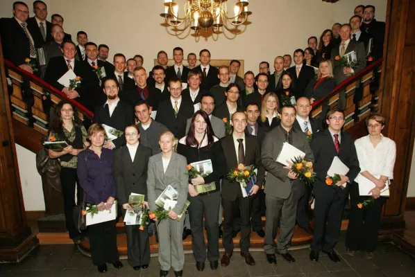 Bild: Erfolgreiche Absolventen der Hochschule Harz starten in aussichtsreiche Zukunft