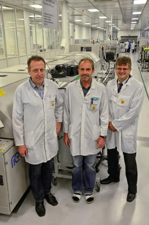 Prozessteam vor der neuen Produktionslinie