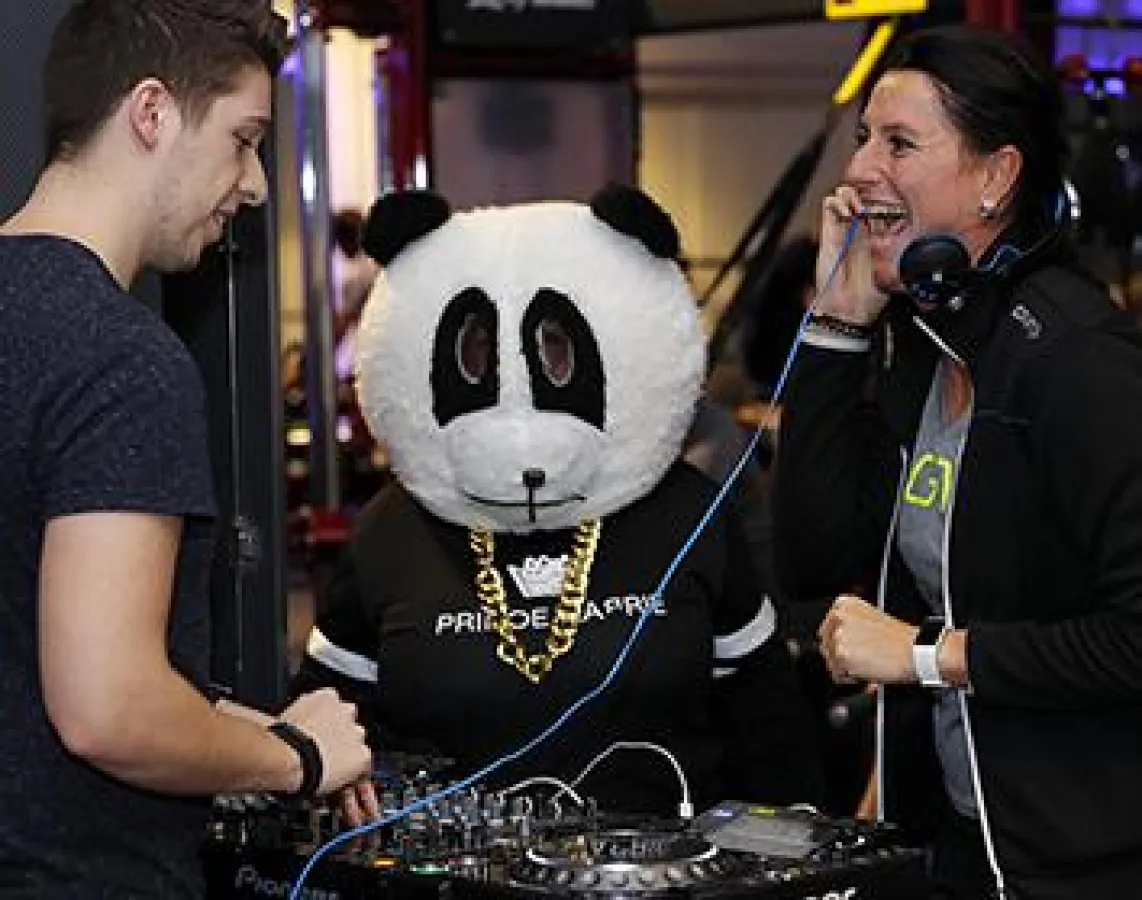 DJ Vilano, Panda „Herrie“ und Sonja Schwan-Kirscht präsentierten coole Beats. © Holger Bernert