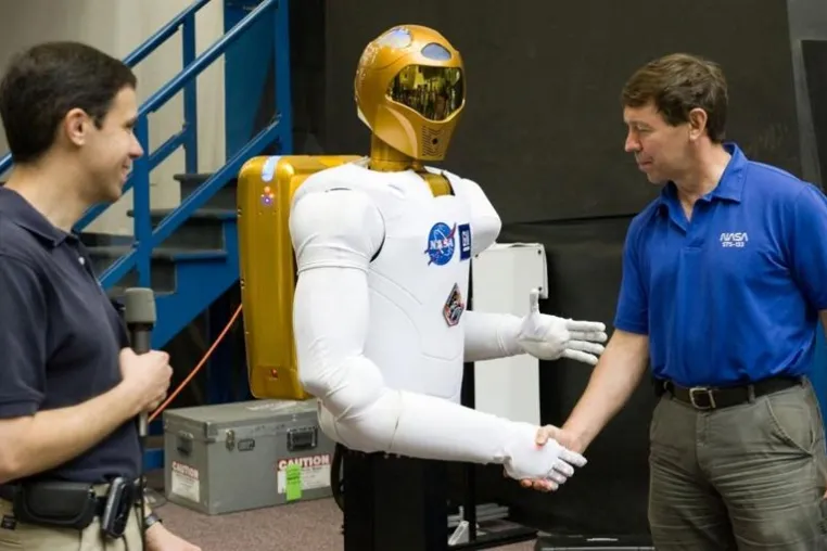 Bild: HALCON fliegt mit NASA-Roboter in den Weltraum