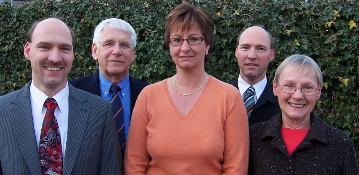 Blicken im Jubiläumsjahr zuversichtlich in die Zukunft: (von links) Martin, Friedrich, Annette, Thomas und Ruth Linnemann.