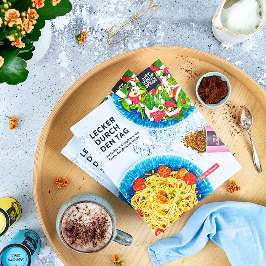 Mit dem ersten Kochbuch bringt das Unternehmen über 100 Rezepte aus der Just Spices Familie zusammen
