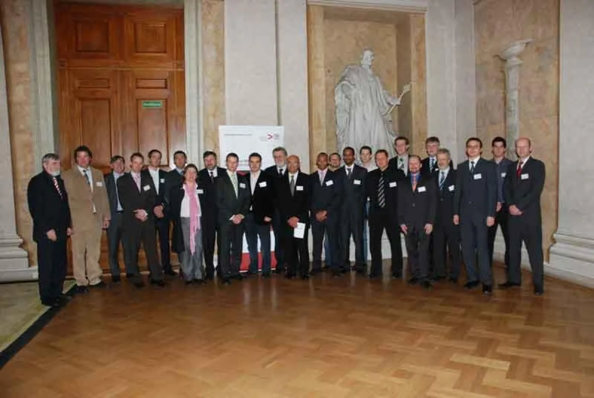 TeilnehmerInnen und Lehrgangsleitung des Professional MBA Automotive Industry – 1. Durchgang