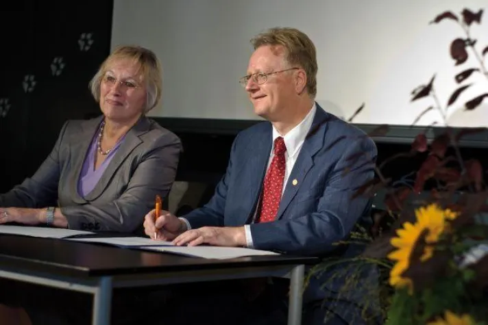 Andreas Lapp unterzeichnet Bildungspartnerschaft mit dem Hegel-Gymnasium Bild: Andreas Lapp unterzeichnet Bildungspartnerschaft mit dem Hegel-Gymnasium
