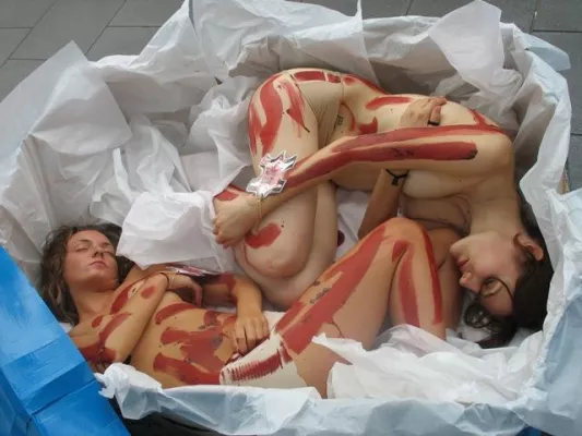 Bild: "Macht Ihr Schuh muhhh?" Düsseldorfer Tierschützer protestierten gegen Lederprodukte