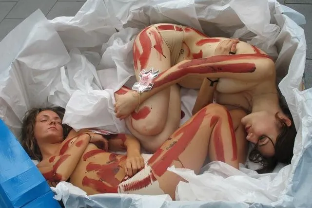 Bild: "Macht Ihr Schuh muhhh?" Düsseldorfer Tierschützer protestierten gegen Lederprodukte