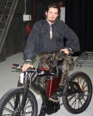 Bild: Orlando Bloom tritt mit ispo BrandNew Award Finalist in die Pedale