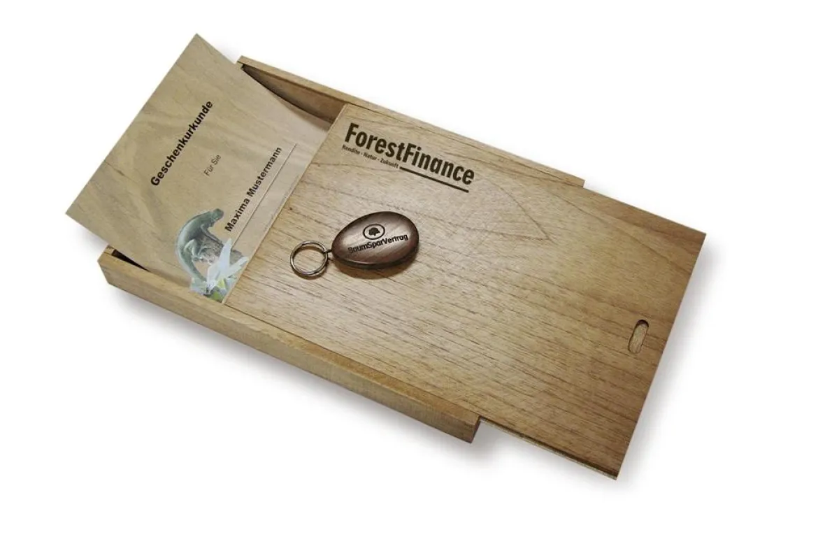 Der Urkunde des GeschenkBaums wird in einer Edelholz-Schatulle versandt