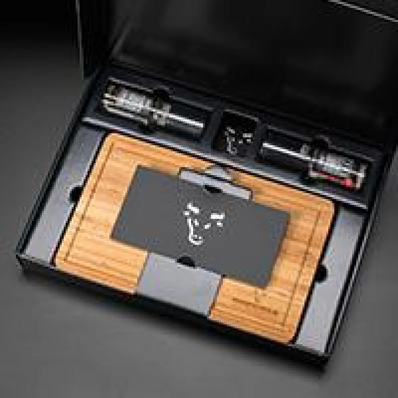 In der Geschenkbox finden Steakfans unter anderm ein gebrandetes Signature-Steakbrett aus Bambus