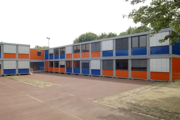 Bild: Gebäudesanierung ohne Einbußen - Interimsgebäude aus Mietcontainern sind vollwertiger Raumersatz