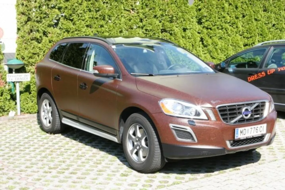 Autovollbeklebung mit einer Ledereffektfolie