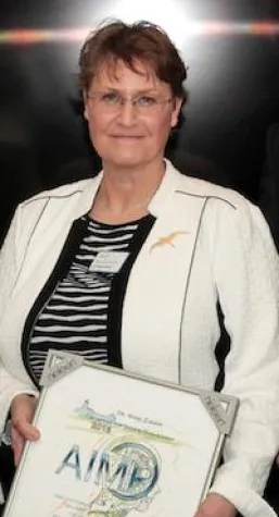 Bild: Dr. Marei Strack erhält vom AIMP Ehrenpreis für politische Arbeit