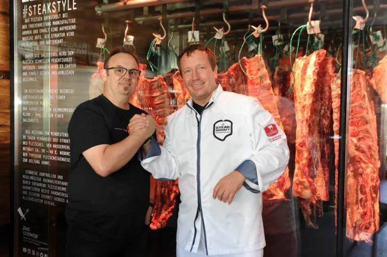Bild: Fleisch unter einem guten Stern: Dirk Ludwig und Heiko Brath entwickeln das Muh(n)-to-Muh(n)-Aging