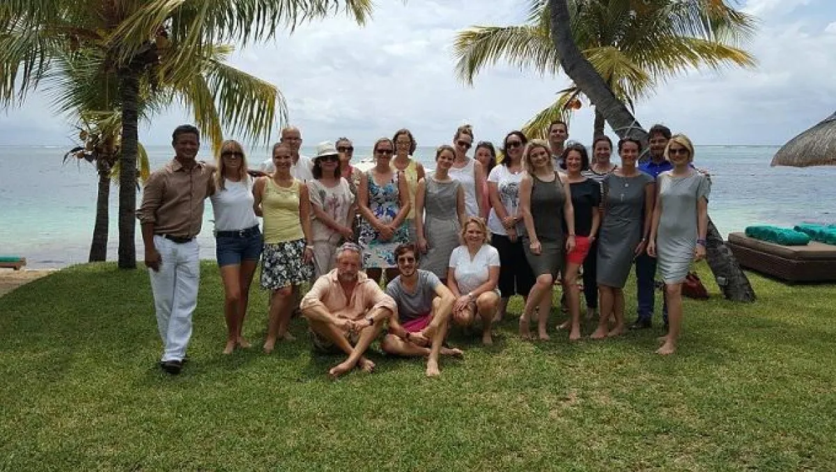 Die Teilnehmer der Inforeise mit Vertretern der Beachcomber Resort & Hotels im Paradis Beachcomber G