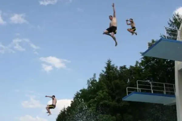 Bild: Es geht los - Freestyle-Akrobatik par excellence in Deutschlands Bädern