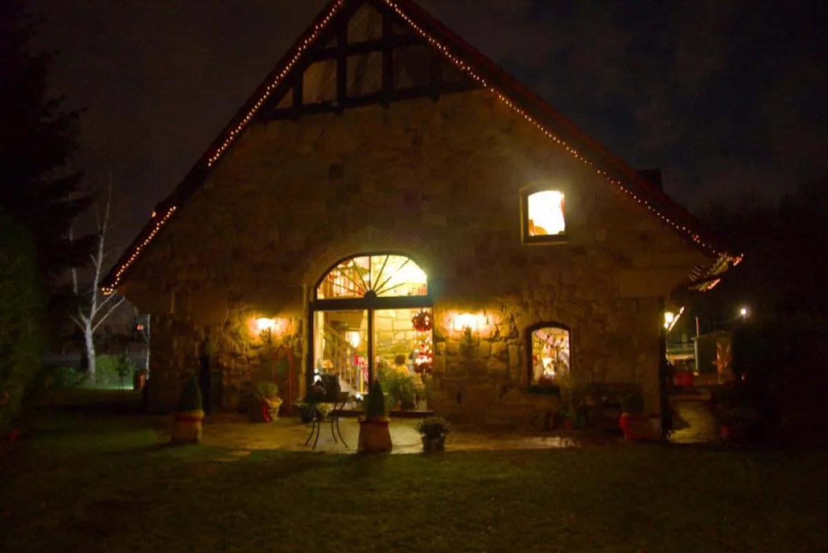 Festlich geschmückt erstrahlt das Reithofgelände in Lünen-Horstmar bei „Weihnachten im Stall“.