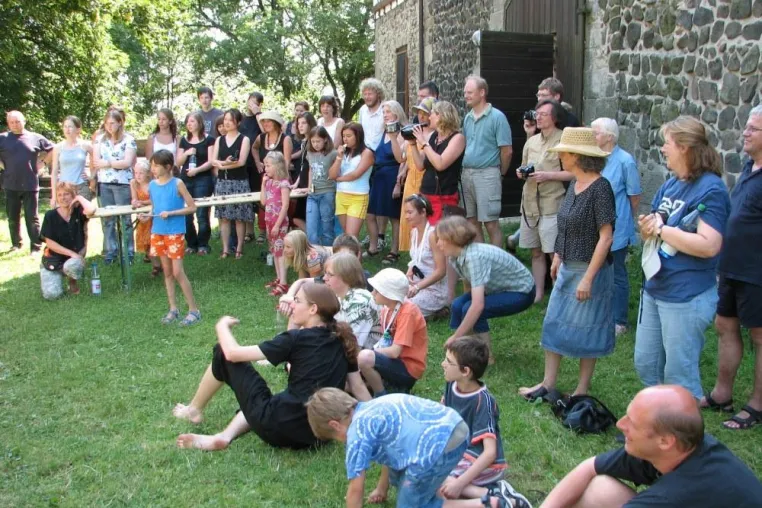 Bild: Sommerferien gemeinsam gestalten - Musische Familienwoche auf Burg Fürsteneck