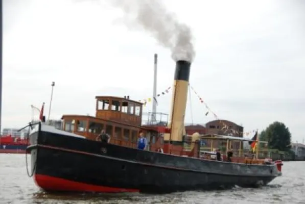 Bild: Historischer Dampfeisbrecher ELBE zum 820. Hafengeburtstag Hamburg zu Gästefahrten unter Dampf
