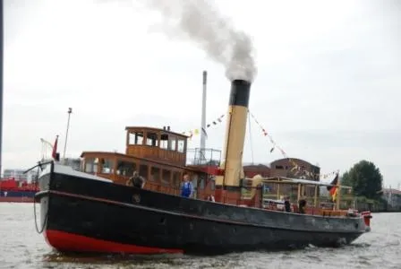 Bild: Historischer Dampfeisbrecher ELBE zum 820. Hafengeburtstag Hamburg zu Gästefahrten unter Dampf
