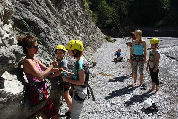 Ferienspaß am Fels - Jetzt anmelden für die kostenlosen ClimbHow Schnupperkletterkurse in Zirl Bild: Ferienspaß am Fels - Jetzt anmelden für die kostenlosen ClimbHow Schnupperkletterkurse in Zirl