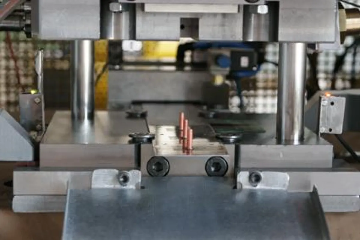 Drei auf einen Streich: Lochen, Schweißen und Trennen in einem Werkzeug