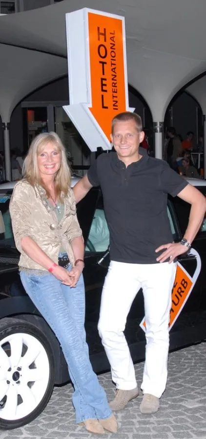 Ana Mas, Künstlerin und Mag. Reinhard Pössel, Markenleiter MINI BMW Group Austria vor dem MINI Hotel International