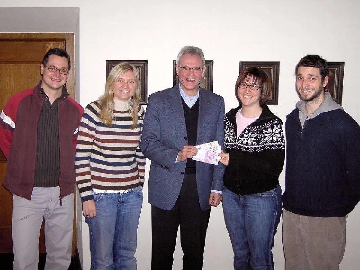 Spendenübergabe an Direktor Pater Claudius Amann SDB