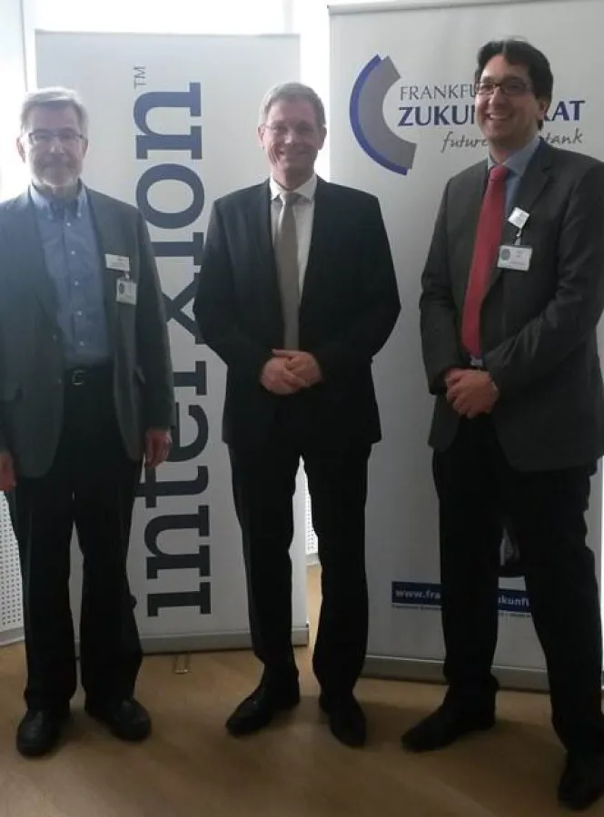 v.l.n.r: Prof. Dr. Lothar Brock, Peter Knapp, Prof. Dr. Joachim Curtius